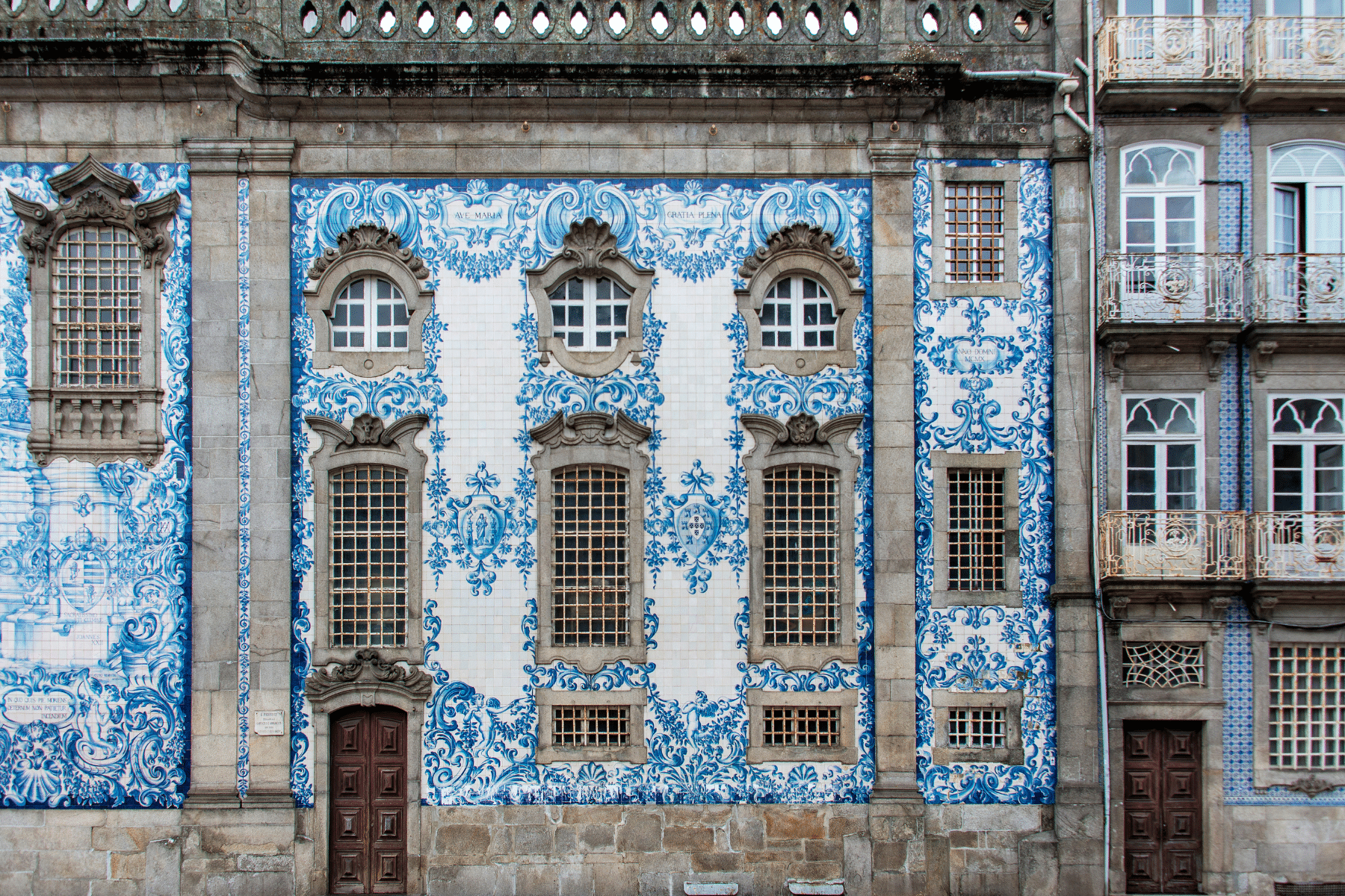 the side wall of the Igreja do Carmo- church similar to rua santa catarina with famous blue tile work.