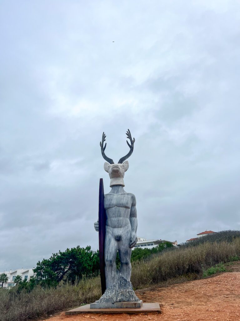 statue to see when you visit nazaré overlooking the Praia do norte beach