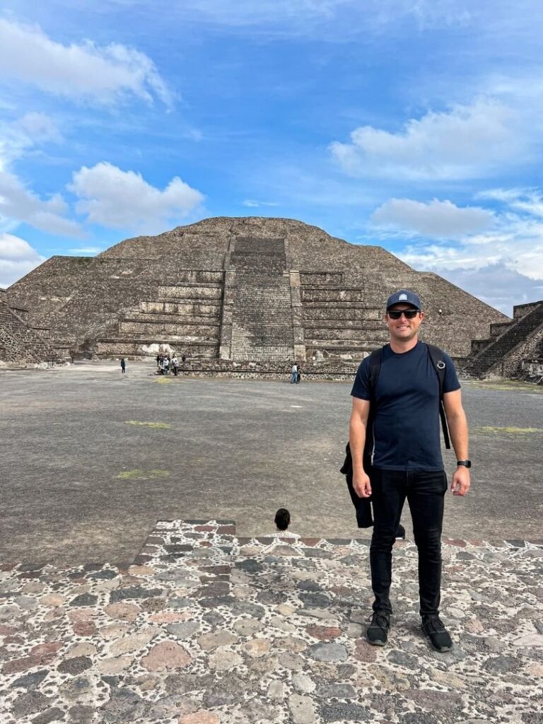Michael from 2travelingtheworld posing in front of the Pyramids on Mexico City Itinerary Day 3