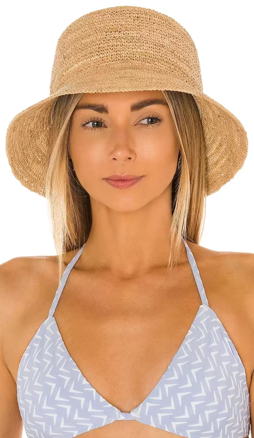 Travel outfit ideas for beach vacations. Style with the L space hat. 